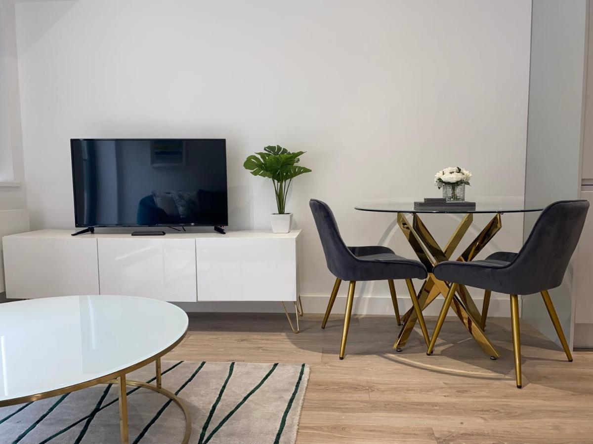Roomotel - Broadoaks Apartments โซลิฮัล ภายนอก รูปภาพ