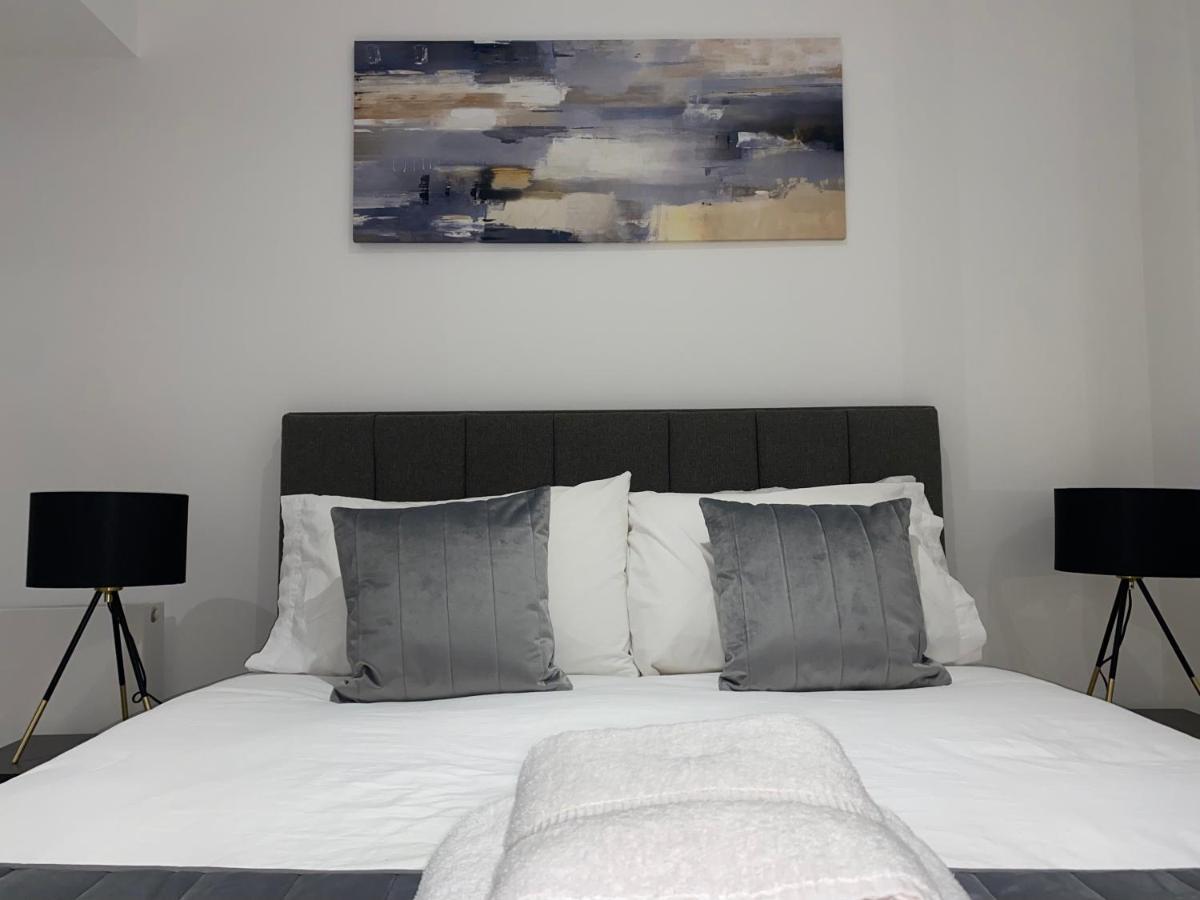 Roomotel - Broadoaks Apartments โซลิฮัล ภายนอก รูปภาพ