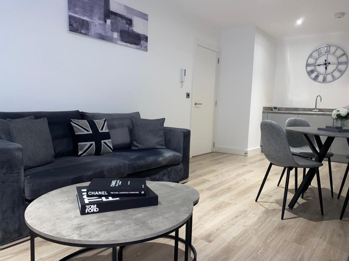 Roomotel - Broadoaks Apartments โซลิฮัล ภายนอก รูปภาพ
