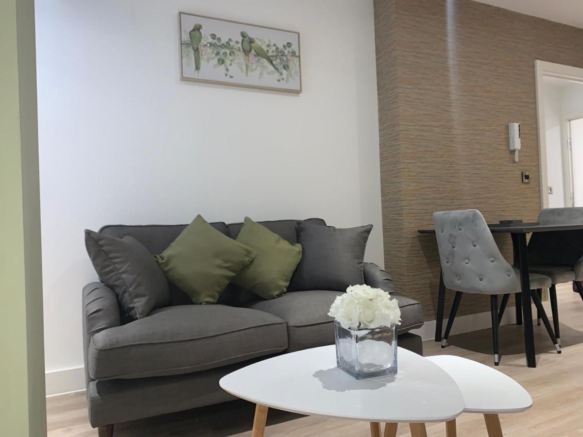 Roomotel - Broadoaks Apartments โซลิฮัล ภายนอก รูปภาพ