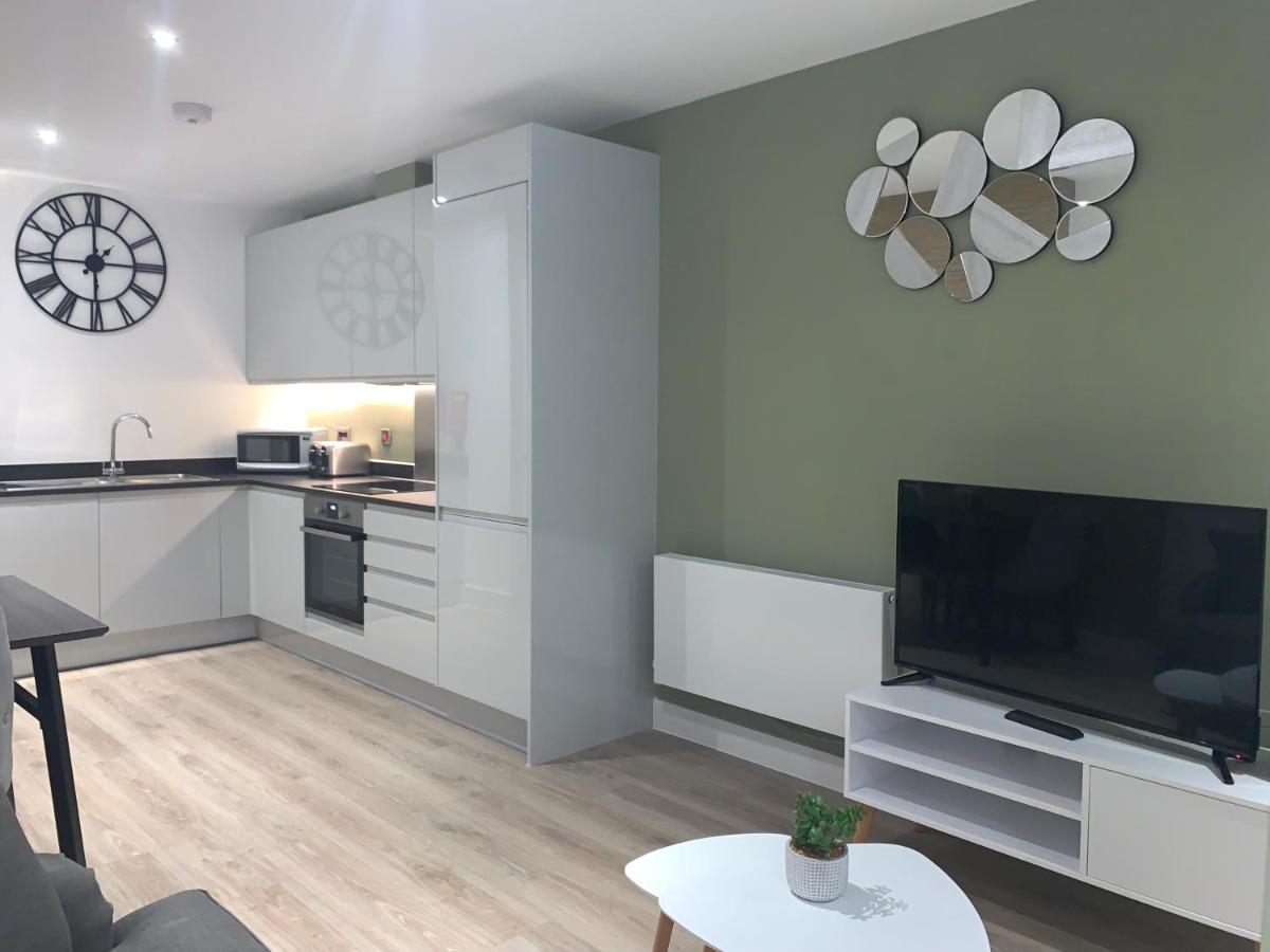 Roomotel - Broadoaks Apartments โซลิฮัล ภายนอก รูปภาพ