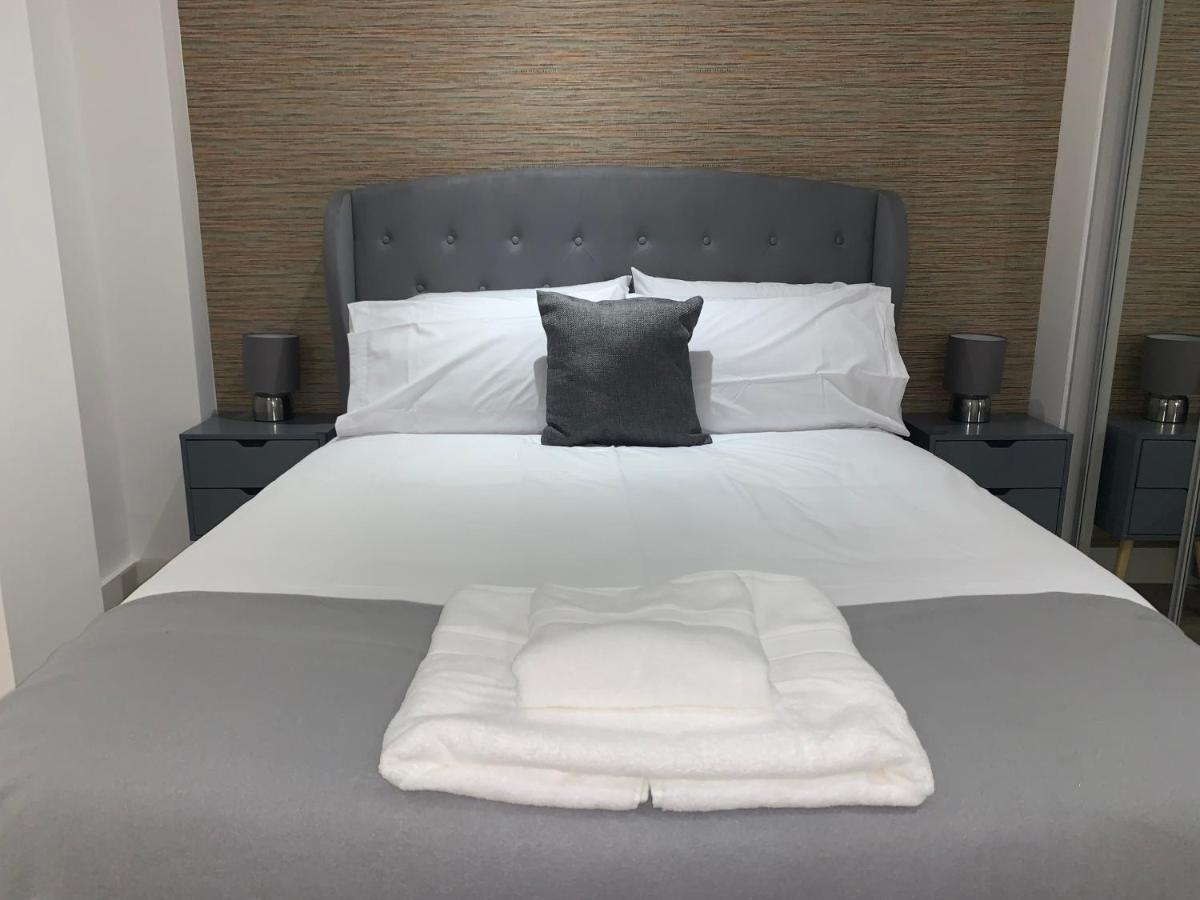 Roomotel - Broadoaks Apartments โซลิฮัล ภายนอก รูปภาพ