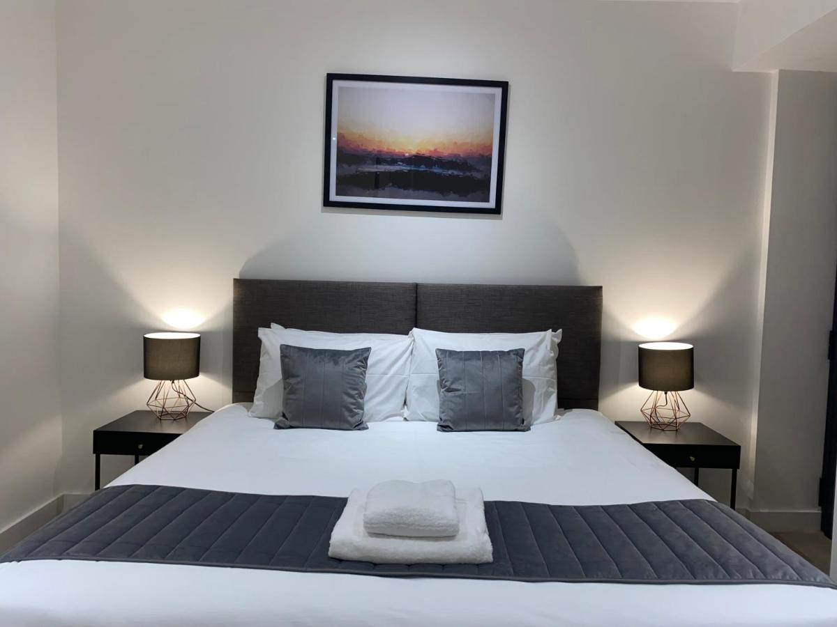 Roomotel - Broadoaks Apartments โซลิฮัล ภายนอก รูปภาพ