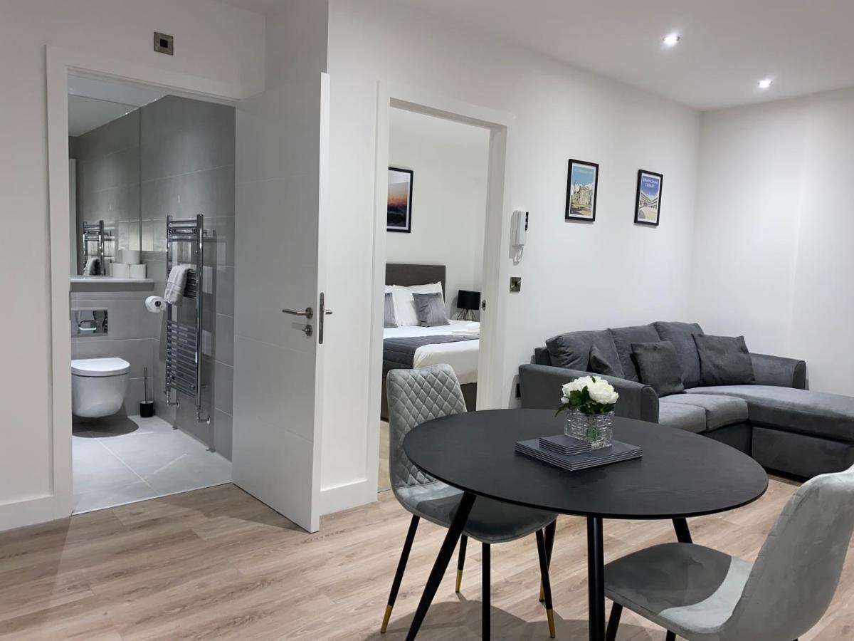 Roomotel - Broadoaks Apartments โซลิฮัล ภายนอก รูปภาพ