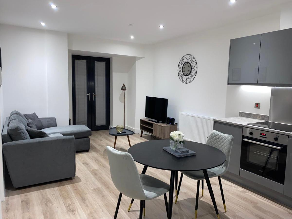 Roomotel - Broadoaks Apartments โซลิฮัล ภายนอก รูปภาพ