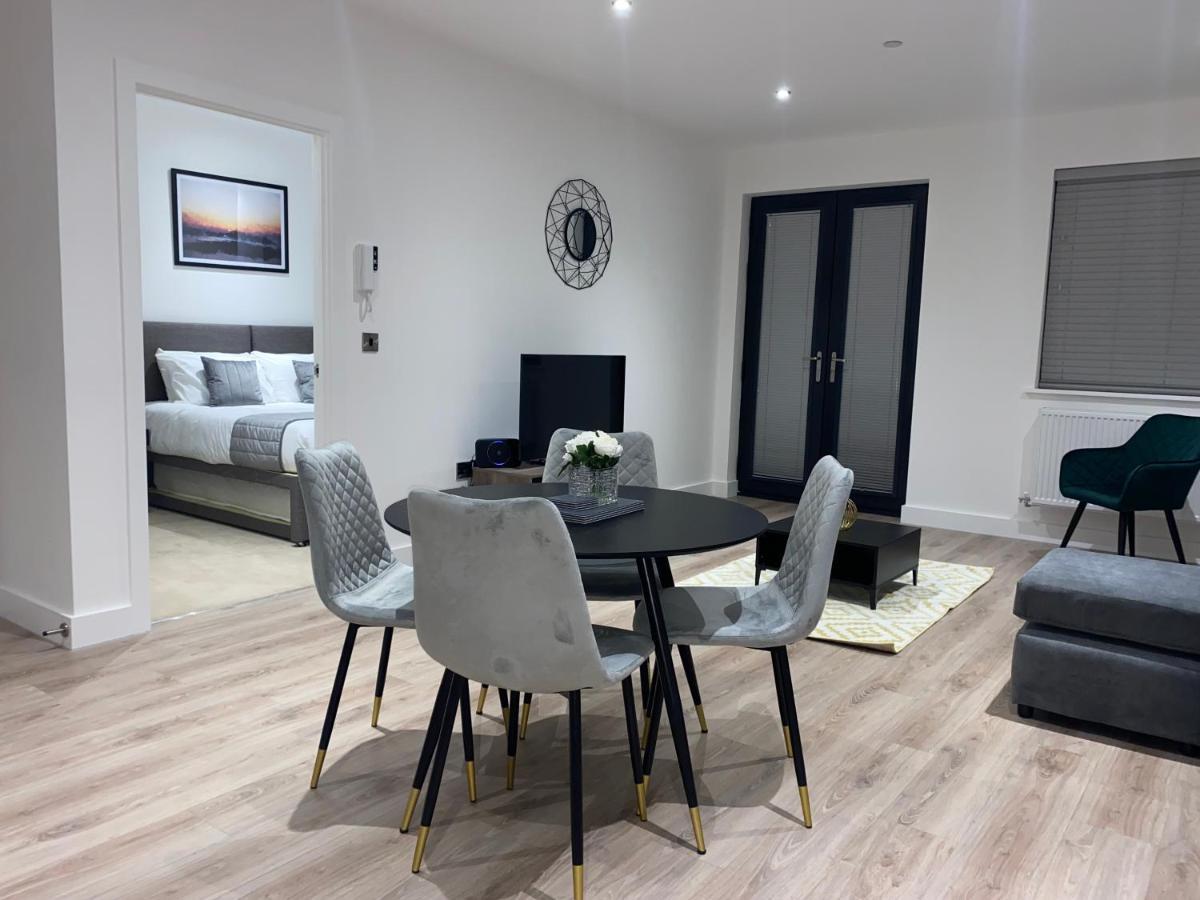 Roomotel - Broadoaks Apartments โซลิฮัล ภายนอก รูปภาพ