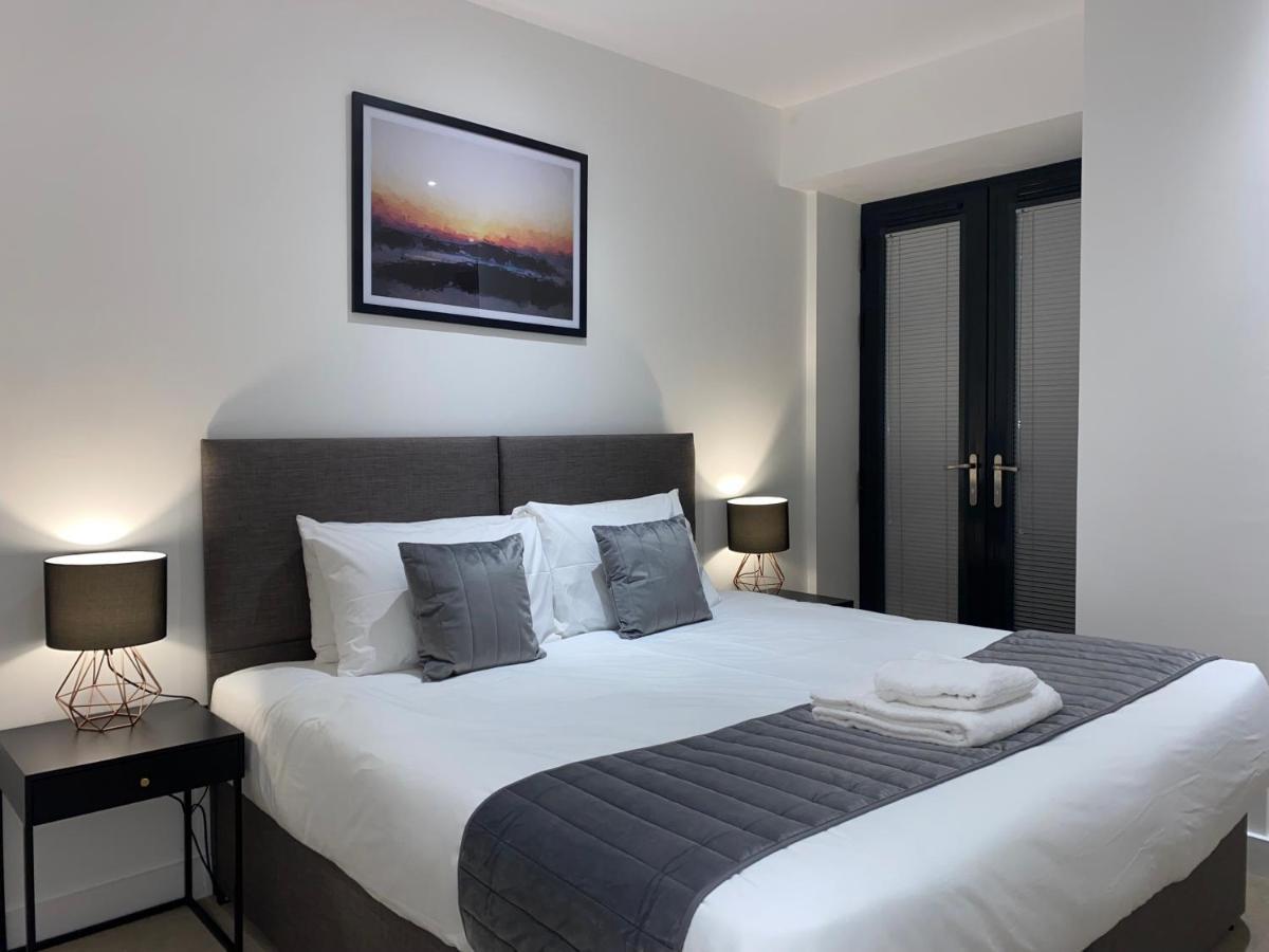 Roomotel - Broadoaks Apartments โซลิฮัล ภายนอก รูปภาพ