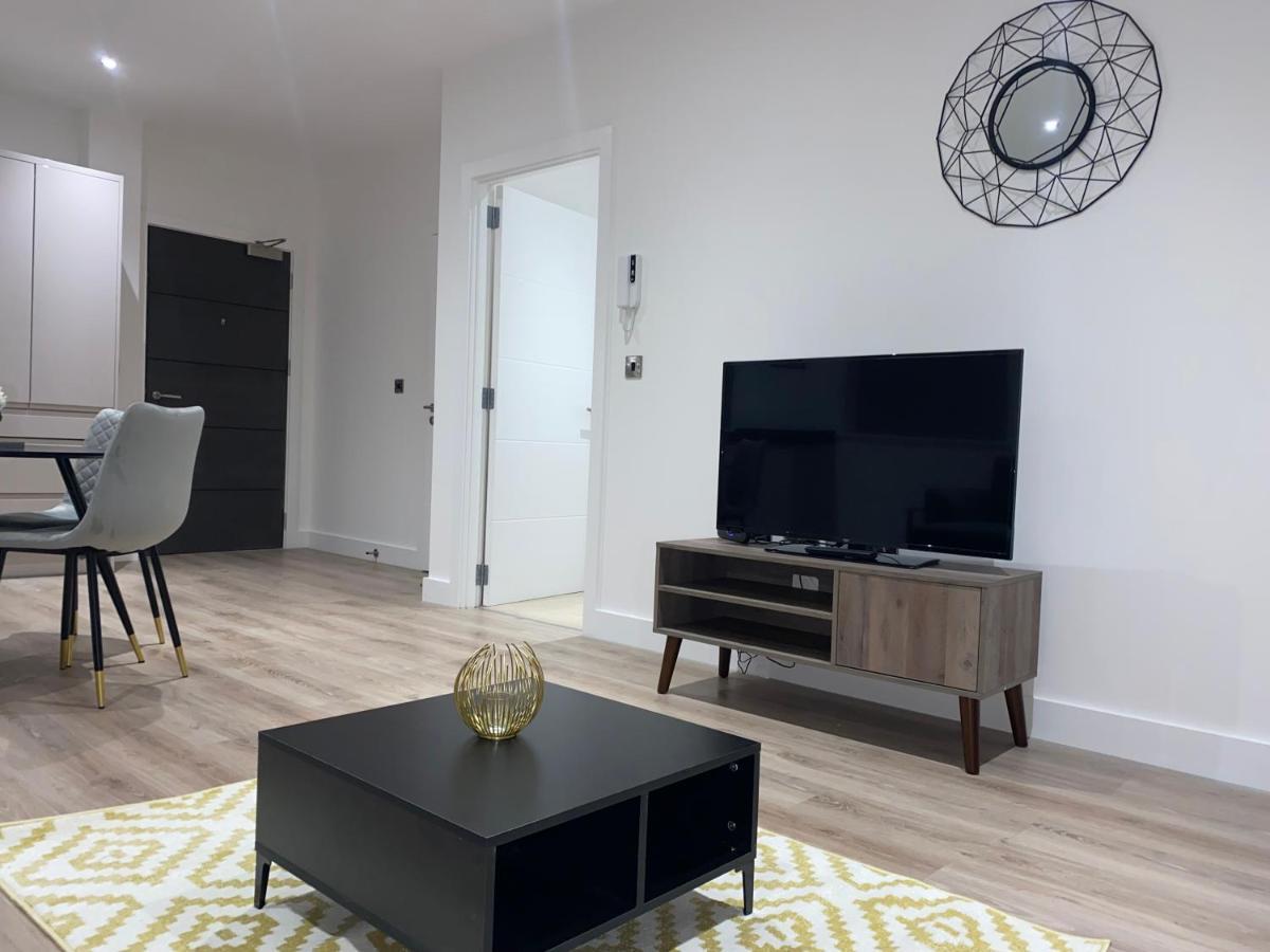 Roomotel - Broadoaks Apartments โซลิฮัล ภายนอก รูปภาพ