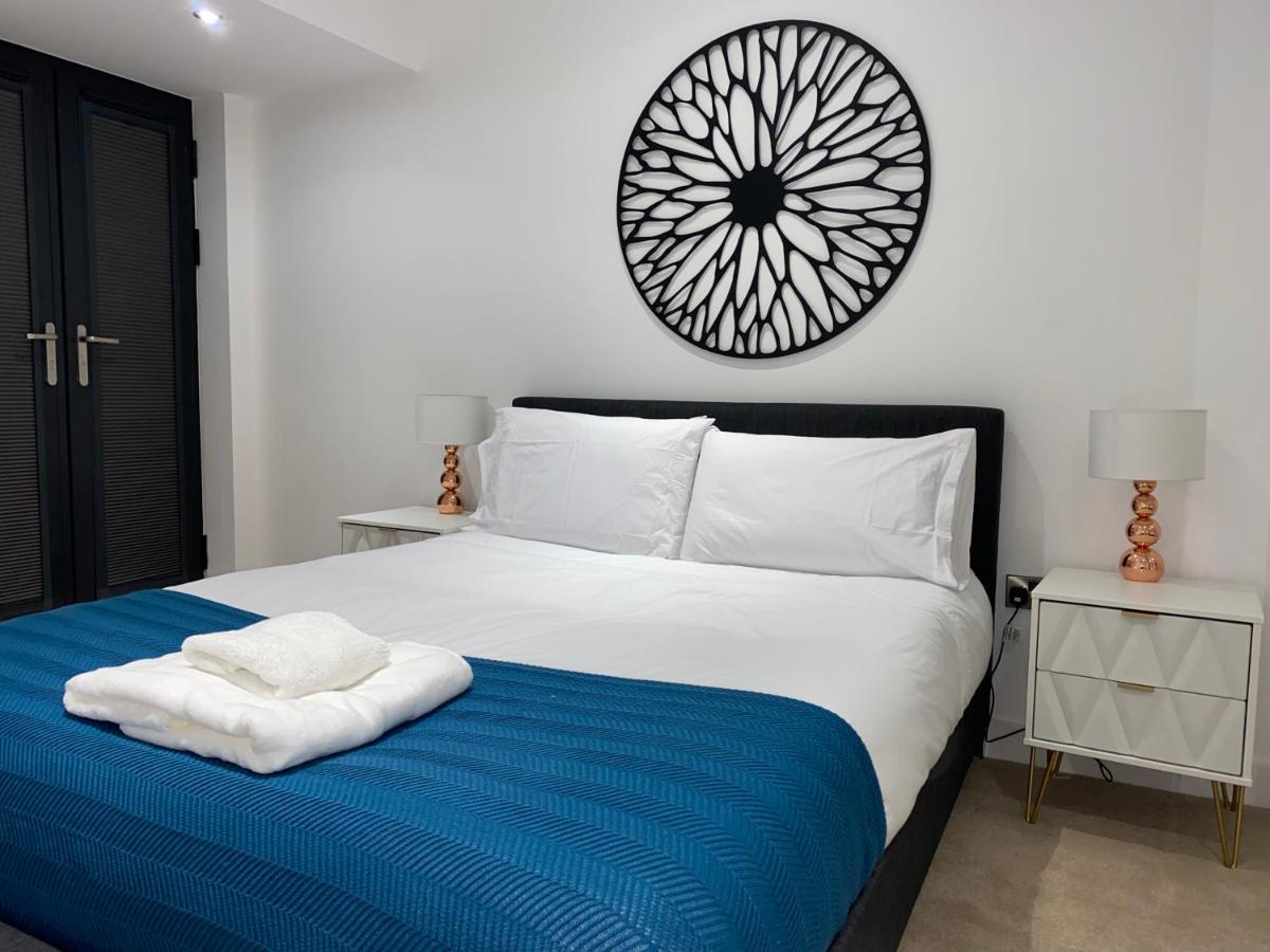 Roomotel - Broadoaks Apartments โซลิฮัล ภายนอก รูปภาพ