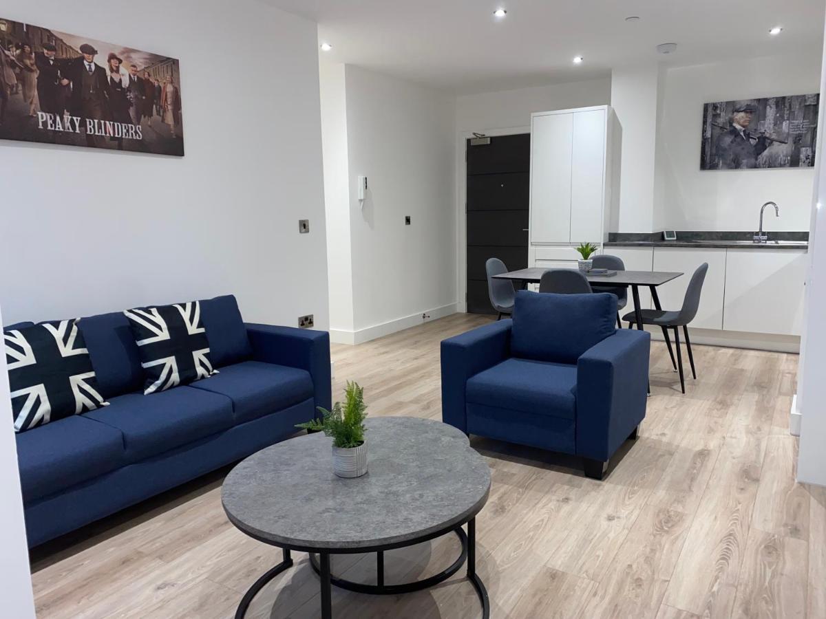 Roomotel - Broadoaks Apartments โซลิฮัล ภายนอก รูปภาพ