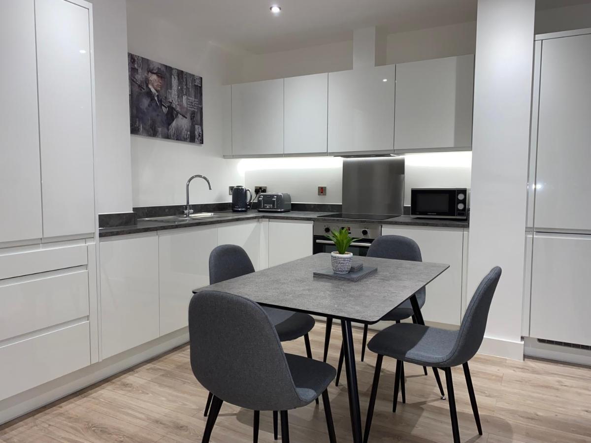 Roomotel - Broadoaks Apartments โซลิฮัล ภายนอก รูปภาพ