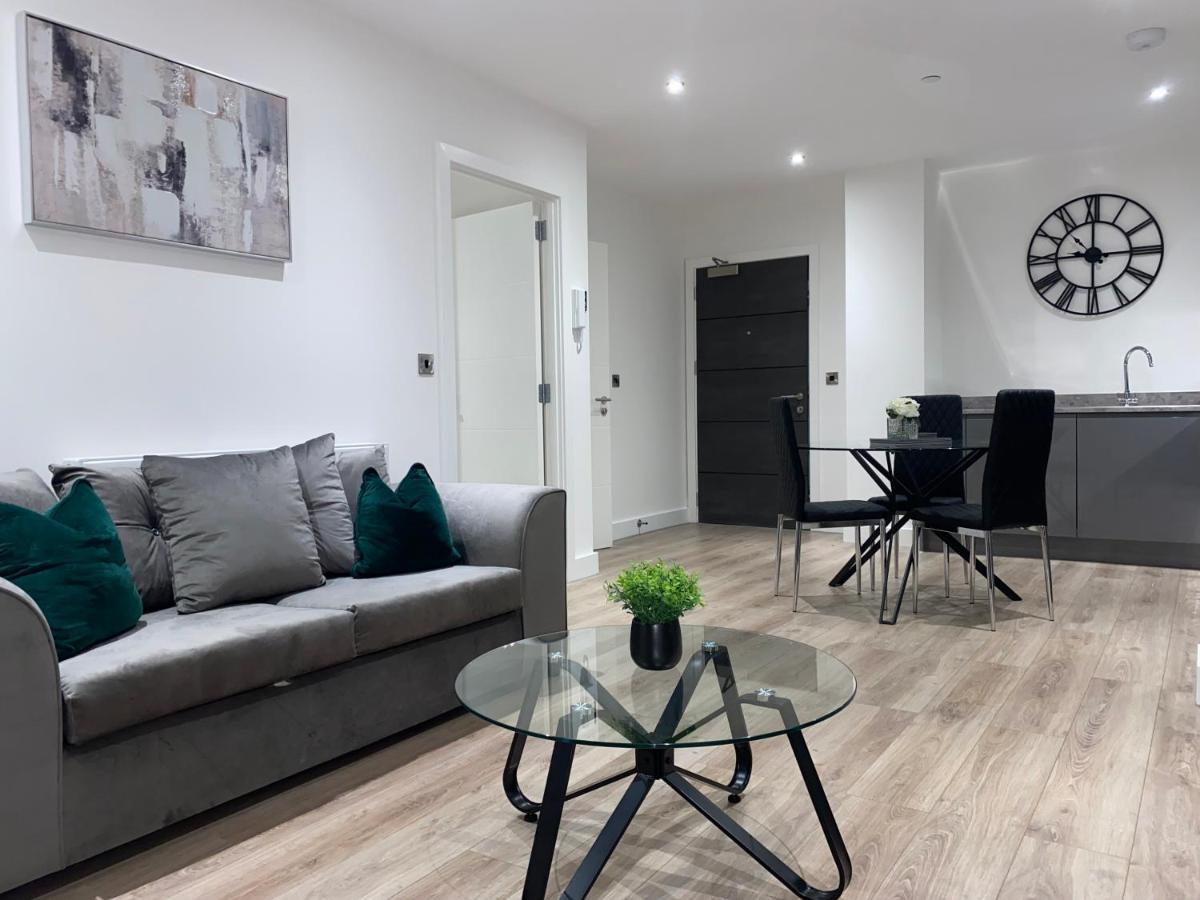 Roomotel - Broadoaks Apartments โซลิฮัล ภายนอก รูปภาพ
