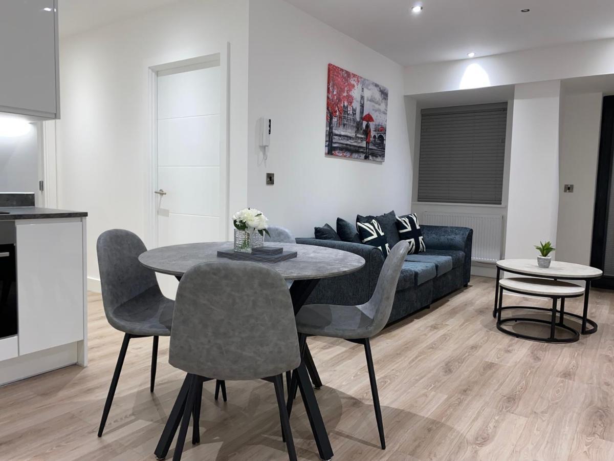 Roomotel - Broadoaks Apartments โซลิฮัล ภายนอก รูปภาพ