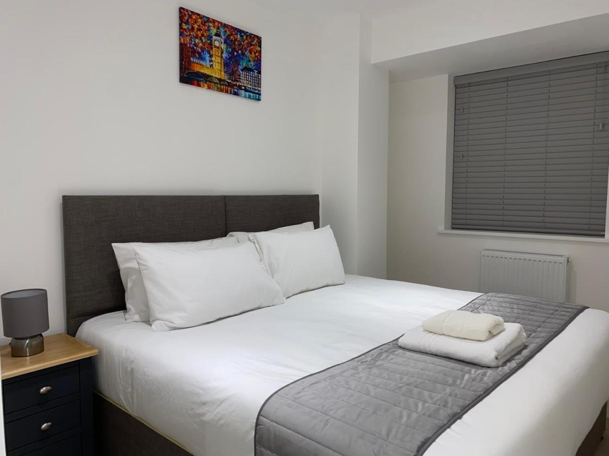 Roomotel - Broadoaks Apartments โซลิฮัล ภายนอก รูปภาพ