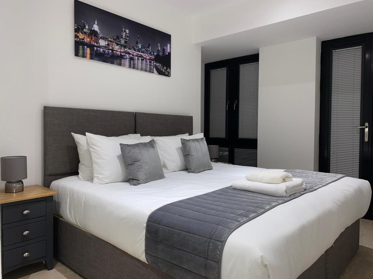Roomotel - Broadoaks Apartments โซลิฮัล ภายนอก รูปภาพ