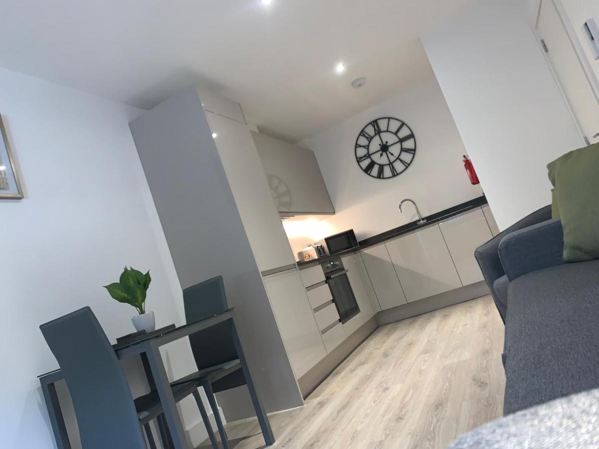 Roomotel - Broadoaks Apartments โซลิฮัล ภายนอก รูปภาพ