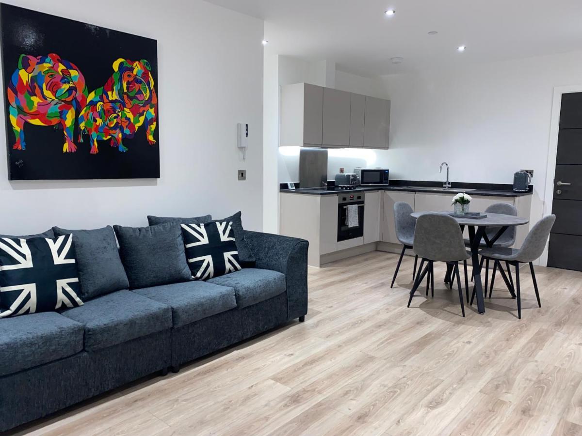 Roomotel - Broadoaks Apartments โซลิฮัล ภายนอก รูปภาพ