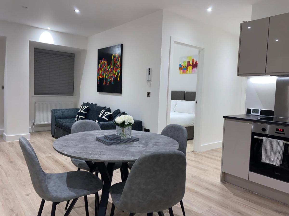 Roomotel - Broadoaks Apartments โซลิฮัล ภายนอก รูปภาพ