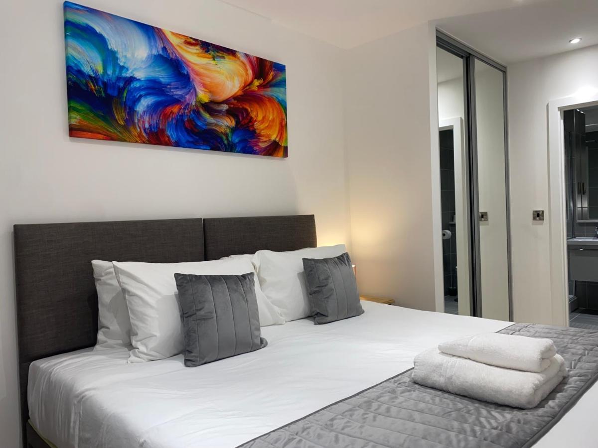 Roomotel - Broadoaks Apartments โซลิฮัล ภายนอก รูปภาพ