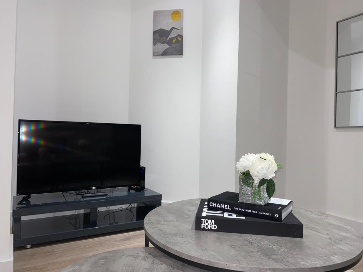 Roomotel - Broadoaks Apartments โซลิฮัล ภายนอก รูปภาพ