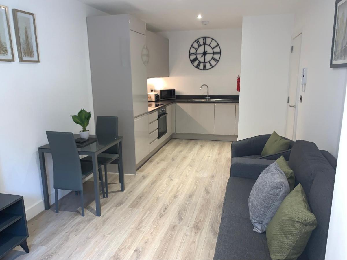 Roomotel - Broadoaks Apartments โซลิฮัล ภายนอก รูปภาพ