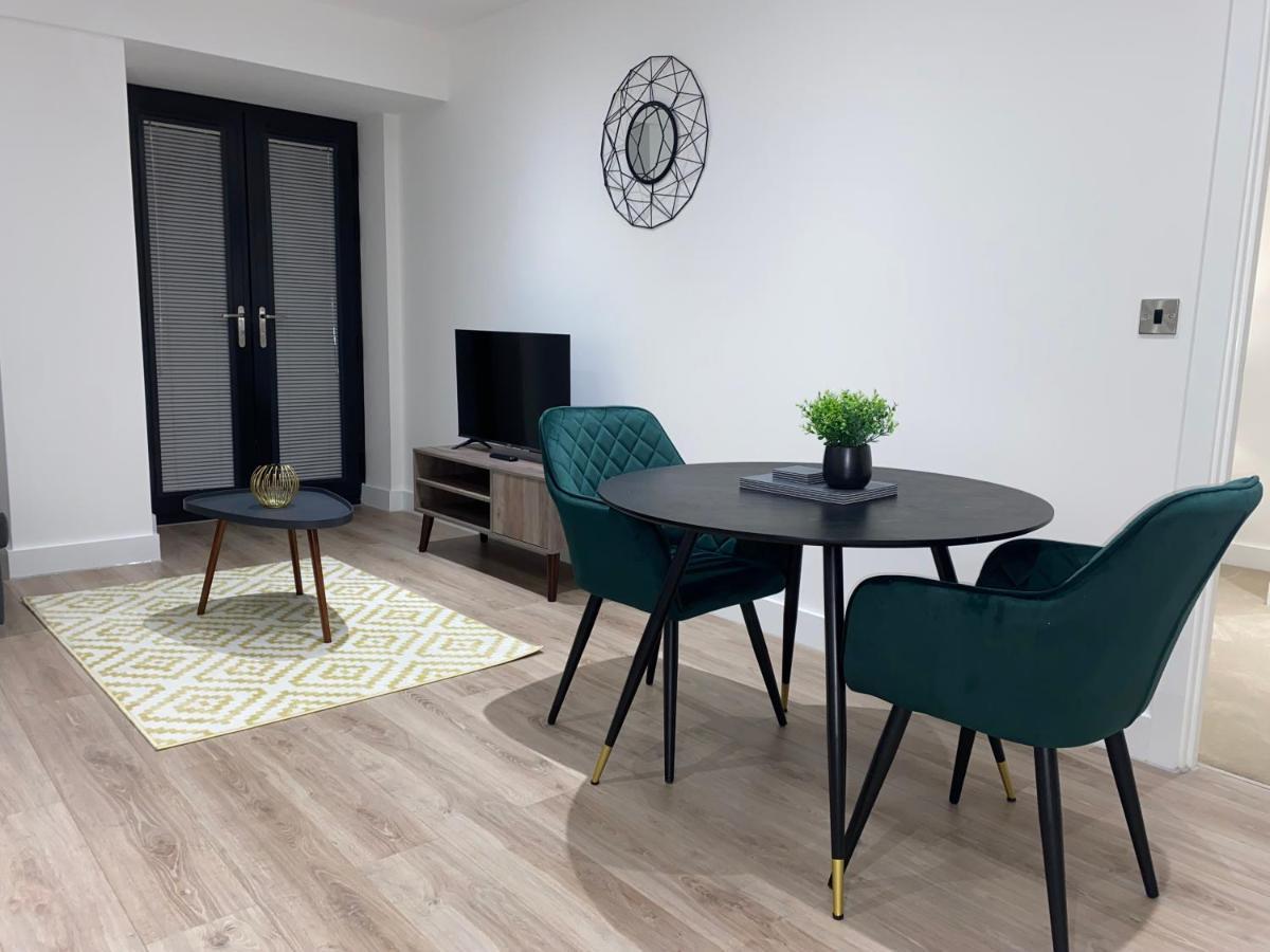 Roomotel - Broadoaks Apartments โซลิฮัล ภายนอก รูปภาพ