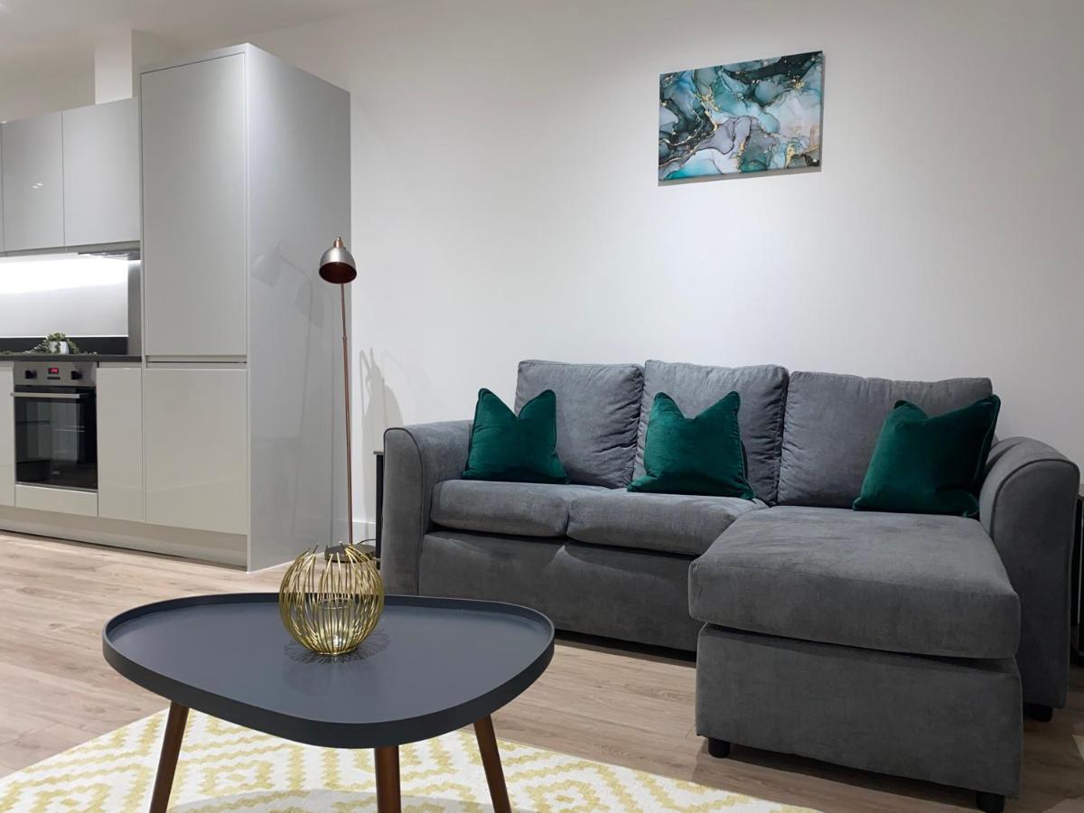 Roomotel - Broadoaks Apartments โซลิฮัล ภายนอก รูปภาพ