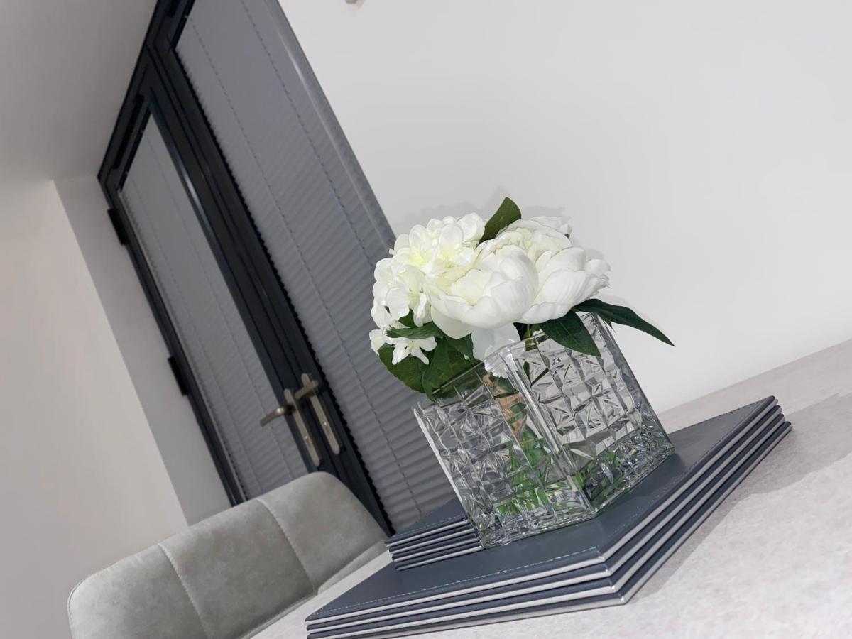 Roomotel - Broadoaks Apartments โซลิฮัล ภายนอก รูปภาพ