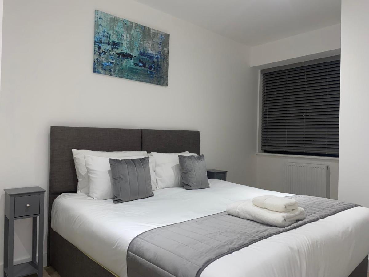 Roomotel - Broadoaks Apartments โซลิฮัล ภายนอก รูปภาพ